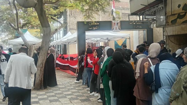 الفتيات أمام مدرسة السيدة زينب الابتدائية الجديدة 