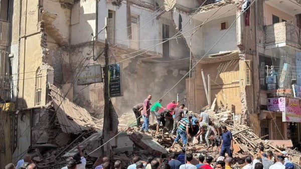 بعد إخلاء السكان.. النيابة تعاين حادث انهيار جزئي لعقار الخليفة 