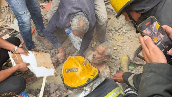 على قيد الحياة.. انتشال مسن من أسفل انقاض عقار الخليفة