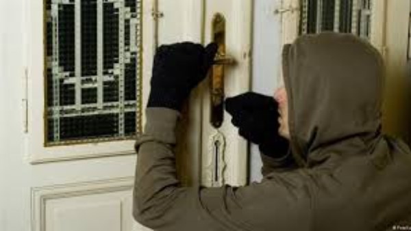 سلسلة ذهبية |  محاكمة خادمة وعاطل بتهمة السرقة بالنزهة 23 نوفمبر