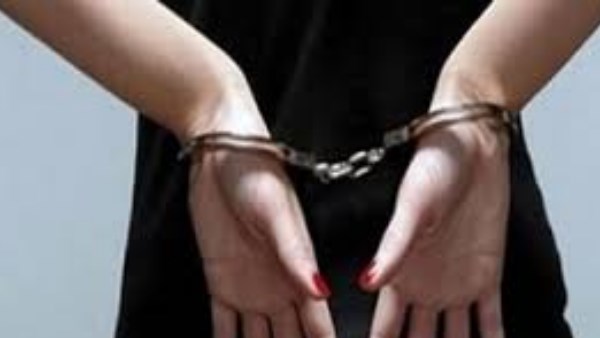 هاربة من 3 قضايا.. حكاية النصابة وربة المنزل الثرية 