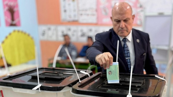 رئيس النيابة الإدارية يدلي بصوته في المرحلة الثانية من انتخابات مجلس النواب.. صور 