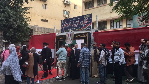 تحيا مصر.. طوابير الناخبين أمام مدرسة محمد فريد سرحان بحلوان| صور
