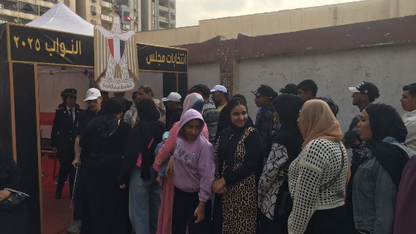 الشرطة النسائية تتصدر المشهد.. طوابير السيدات أمام لجان حلوان| صور