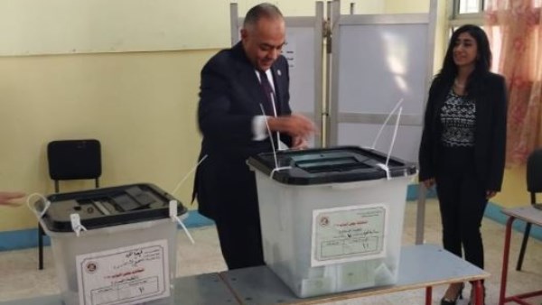 المستشار أحمد بنداري يدلي بصوت بالمرحلة الثانية بانتخابات مجلس النواب 