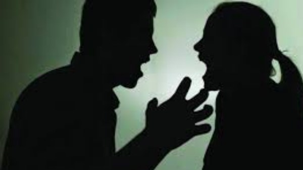 رفعت عليه قضايا نفقة ورد منقولات وطلاق للضرر.. أقوال زوجة رش زوجها عليها «كلور».. خاص 