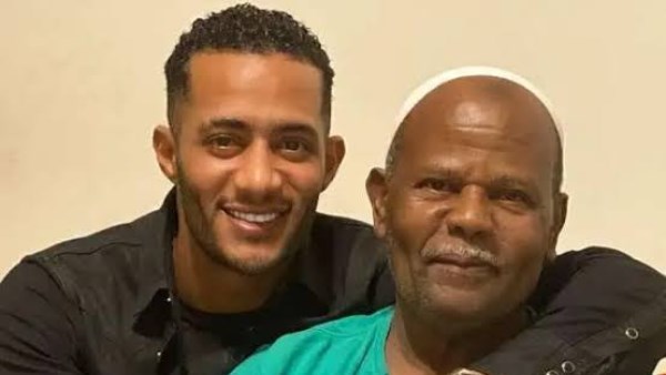 محمد رمضان و والده 