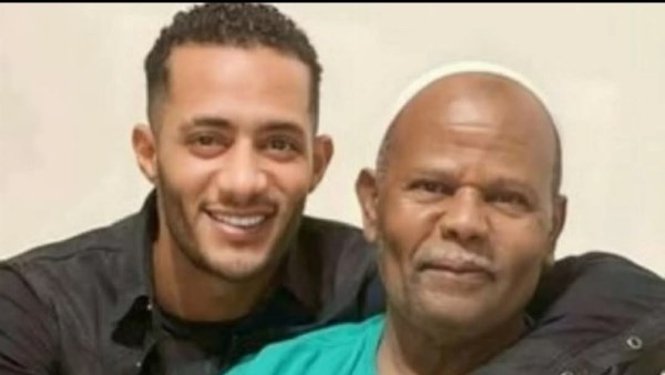 النجم محمد رمضان و والده 