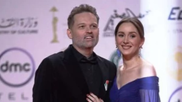 النجم محمد محمود عبد العزيز و زوجته 