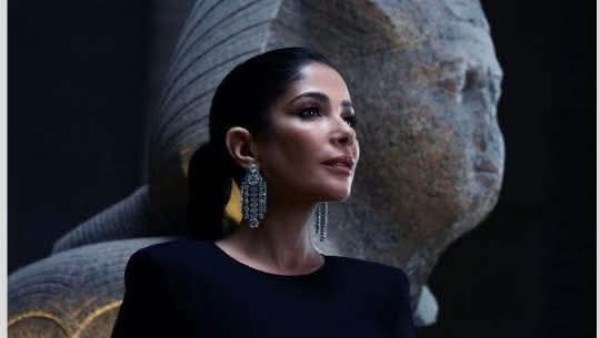 النجمة مني زكي 