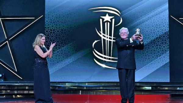 يسرا تُسلم حسين فهمي جائزة تكريمه بمهرجان مراكش