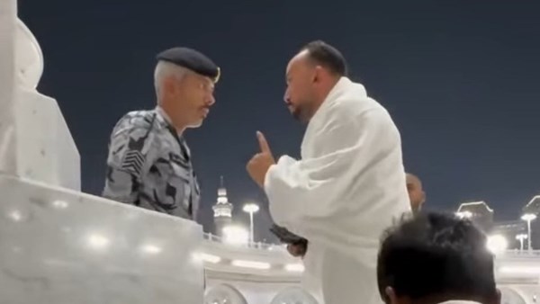 تصالح المعتمر المصري ومسئول الشرطة السعودي في واقعة فيديو الحرم المكي 