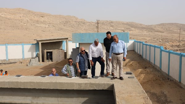 رئيس القابضة لمياه الشرب يتابع مشروعات "حياة كريمة" بالمنيا