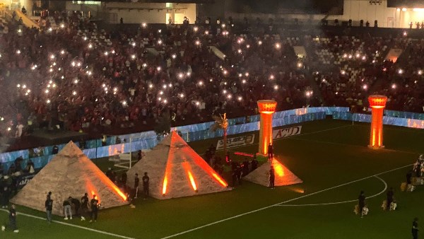 بالأهرامات والتعبير عن الحضارة المصرية .. التحضير لانطلاق حفل السوبر بين الأهلي والزمالك