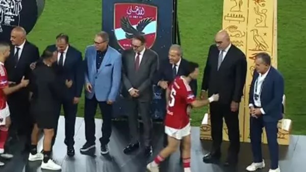 خالد الغندور يثير الجدل بشأن تجاهل زيزو مصافحة هشام نصر