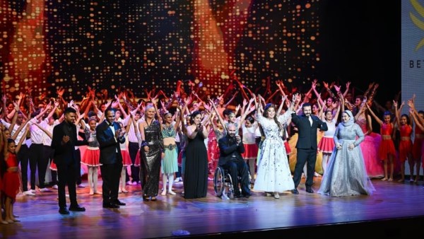 في حفل تكريم الامراء وصناع "الجراند بول" .. صفاء ابو السعود تتألق فى اوبرا العاصمة الجديدة باستعراضات غنائية مع بطلة "جيمس بوند"