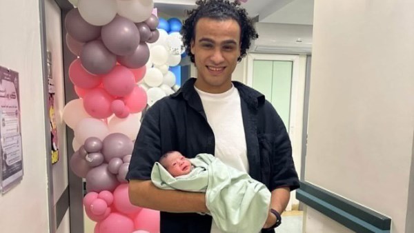 الشاعر مصطفى حدوتة يكشف لأول مرة سبب وفاة ابنته الرضيعة..ويُحيي ذكراها