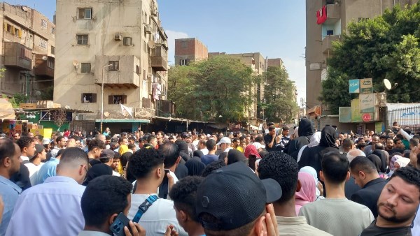 إمبابة كلها في الشارع .. الأهالي يودعون المطرب اسماعيل الليثي بالدموع والدعاء