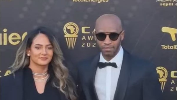 شيكابالا يصل حفل جوائز الأفضل في أفريقيا برفقة زوجته شيكابالا يصل حفل جوائز الأفضل في أفريقيا برفقة زوجته