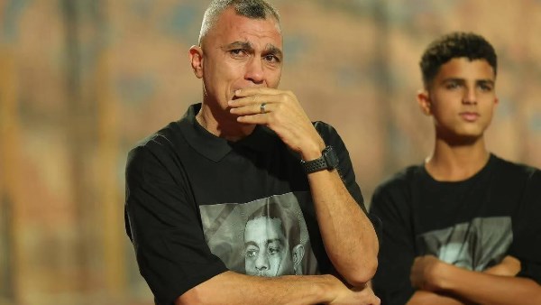 أساطير الزمالك يُحيّون الجماهير بقمصان محمد صبرى لتكريم الراحل..شاهد