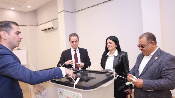 احمد المسلماني يدلى بصوته فى انتخابات مجلس النواب بالزمالك