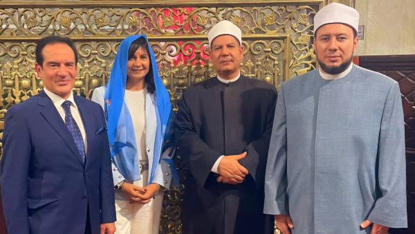 نبيلة مكرم تشارك صورًا من زيارتها لجامع السيد البدوي وتعلق: مصر المحبة