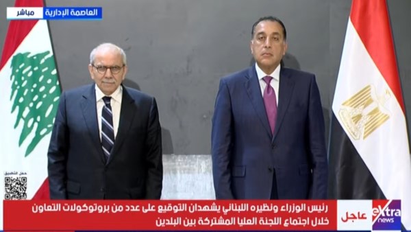 جانب من التوقيع 