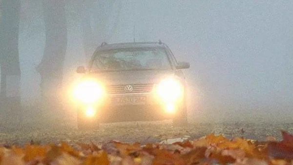 تدابير مهمة لمواجهة إبهار الضوء أثناء القيادة .. احرص عليها