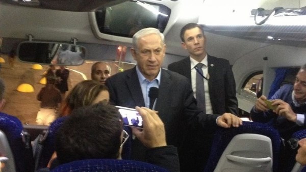 رحلة مشبوهة أم دبلوماسية؟ نتنياهو يرفض وجود الصحفيين في طائرته خلال زيارته إلى فلوريدا رحلة مشبوهة أم دبلوماسية؟ نتنياهو يرفض وجود الصحفيين في طائرته خلال زيارته إلى فلوريدا
