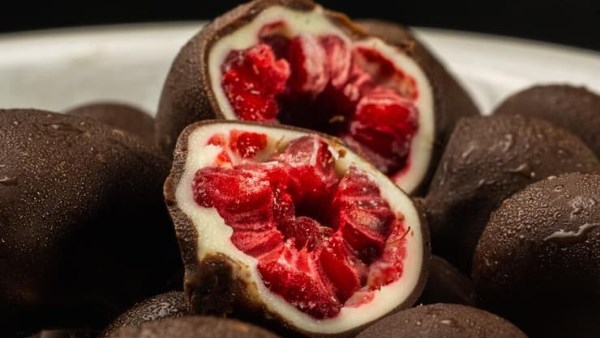 توت مغطاه بالشيكولاتة 