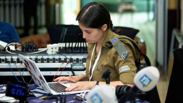 جندية في إذاعة الجيش الإسرائيلي 