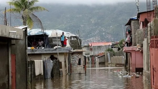 فيضانات كارثية تودي بحياة مئات وتترك آلافًا بلا مأوي