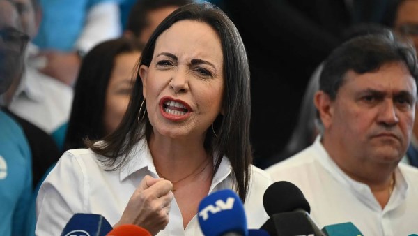 المعارضة الفنزويلية تستعد لحكم ما بعد مادورو وتدعو الجيش للانصياع للسلطة المدنية الجديدة.