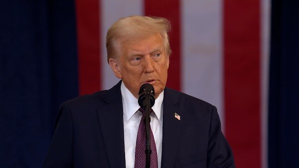 ترامب يُشيد بـ "البطل الشجاع" في هجوم أستراليا: "أنقذ أرواحاً كثيرة ويرقد في المستشفى الآن"