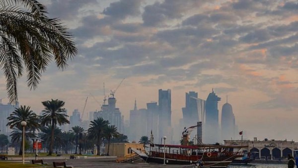 قطر تطلق تحذيرات قصوى: سوء الأحوال الجوية قد يتطور إلى أمطار رعدية مع تدني ملحوظ في الرؤية