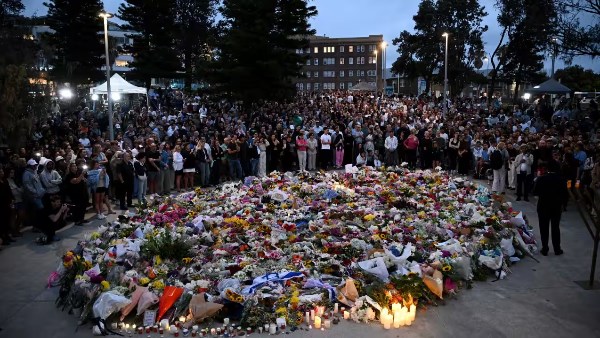 ساد صمت مهيب أرجاء أستراليا يوم الأحد، تخليداً لذكرى ضحايا الهجوم الدامي الذي استهدف منطقة "بونداي بيتش" الشهيرة قبل أسبوع.