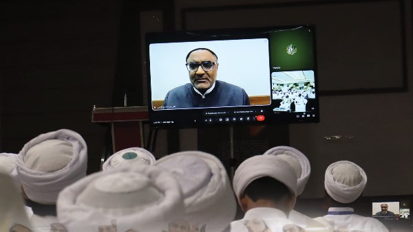 الدكتور أيمن الحجار خلال المحاضرة