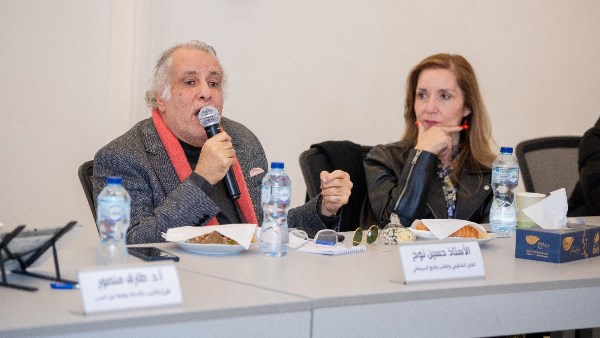 حسين منصور ورولا عبيد خلال مناقشة الرواية