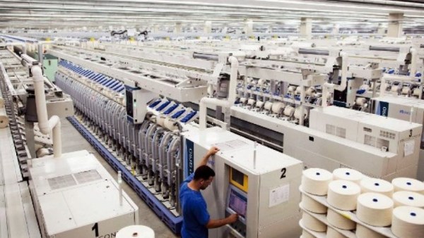 من داخل مصنع غزل ونسيج 