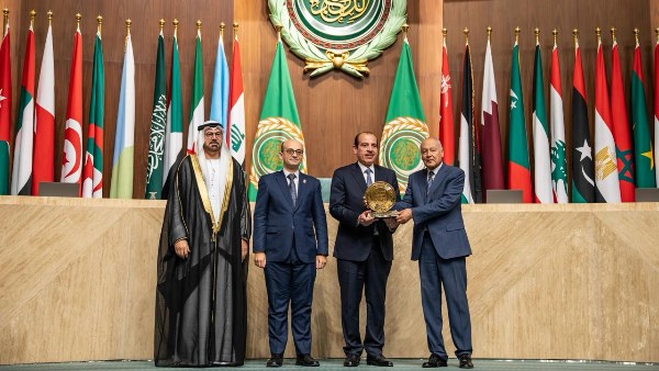 جانب من تسلم الجائزة 