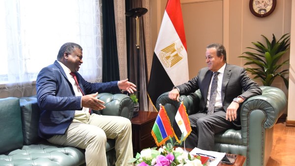 الدكتور خالد عبدالغفار و وزير صحة جامبيا 