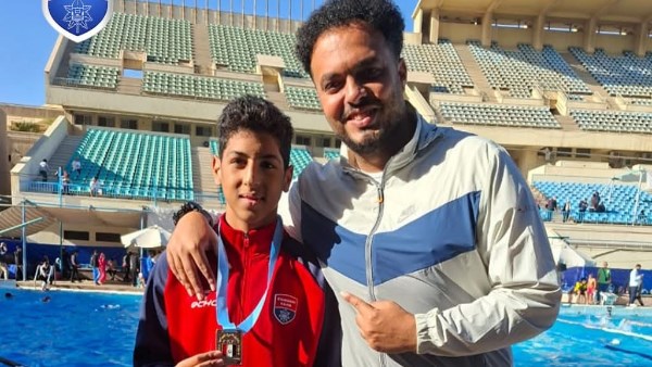 اللاعب يوسف مع مدربه 