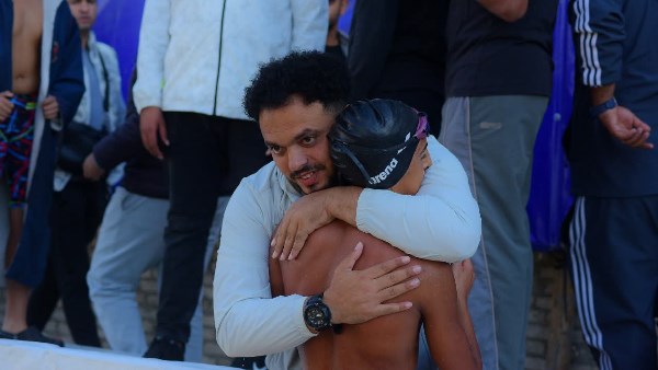 اللاعب يوسف مع مدربه 