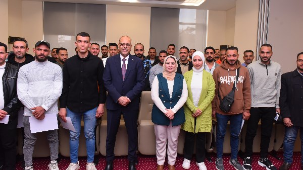 وزير العمل يتوسط الشباب
