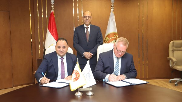 وزير العمل يشهد توقيع الاتفاقية