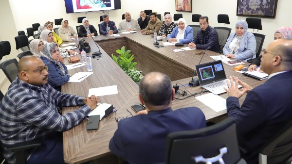 وزير العمل خلال الاجتماع