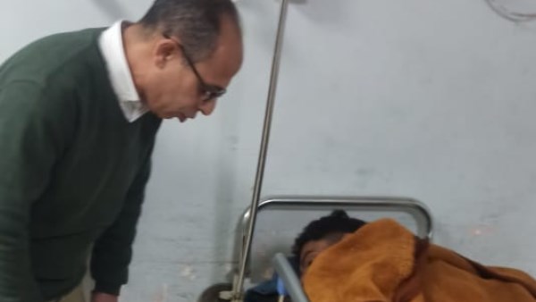 وفد العمل خلال زيارته للمصابين