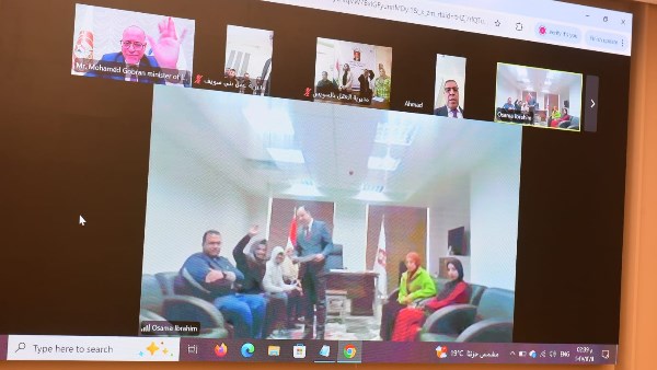 تسليم العقود