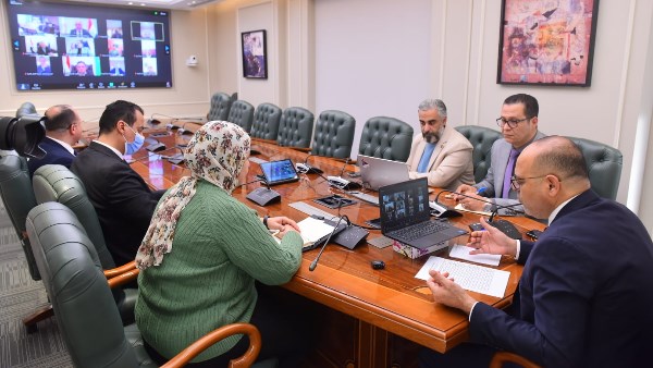 وزير العمل خلال لقائه مديري المديريات بالفيديو كونفرانس
