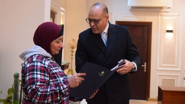 وزير العمل خلال تسليمه فرصة العمل لسيدة الفيديو